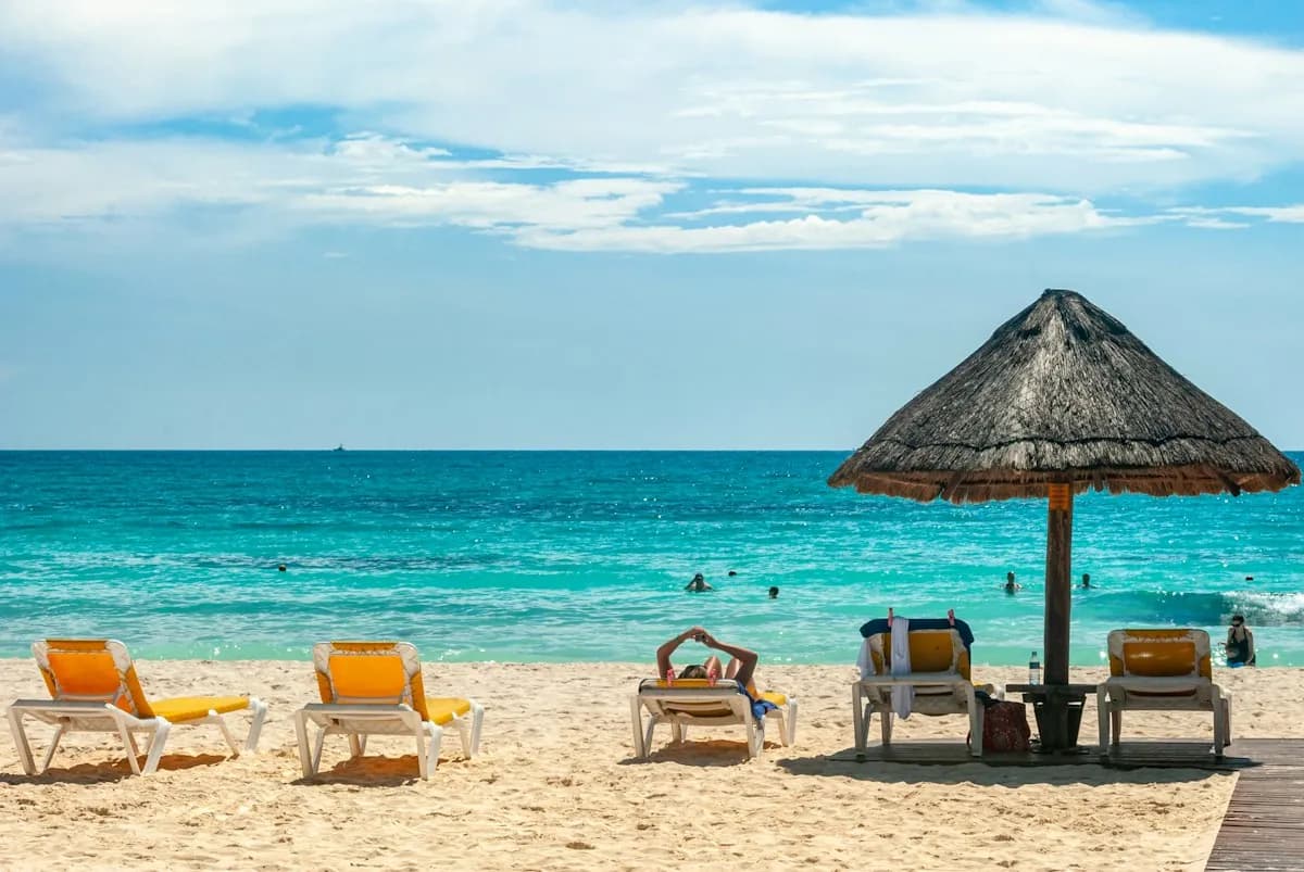 Sombrillas junto a la playa de Cancún