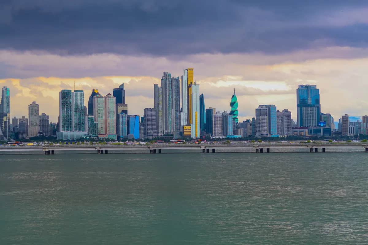 Skyline de Ciudad de Panamá al atardecer junto a la bahía